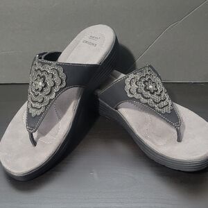 Earth Origins Women's Black and Gray Sandals